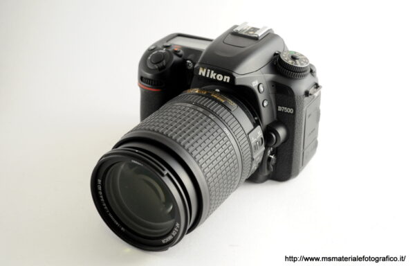 Kit Fotocamera Nikon D7500 + obiettivo Nikkor AF-S DX 18-140mm f/3.5-5.6 G ED VR