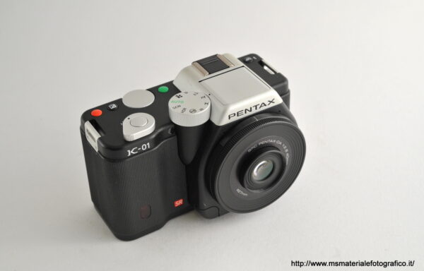Fotocamera Pentax K-01 SR con Obiettivo Pentax-DA SMC 40mm f/2.8