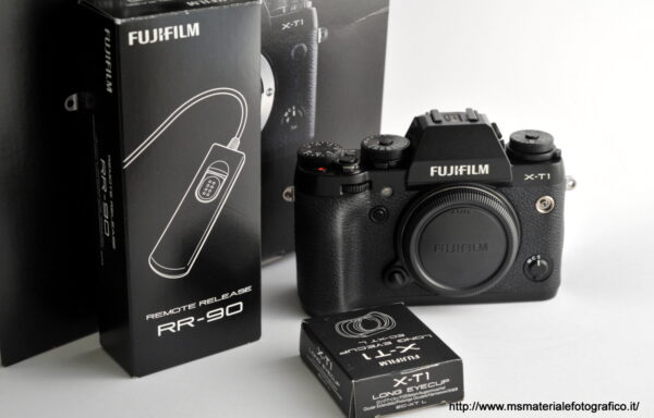 Fotocamera Fujifilm X-T1 (Long Eyecup EC-XT L e Remote Release RR-90 in Omaggio)