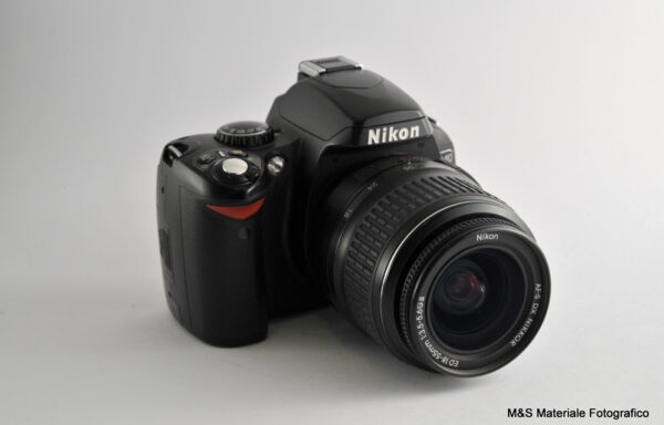 Kit Fotocamera Nikon D40 con Obiettivo Nikkor DX AF-S 18-55mm f/3.5-5.6 G ED II
