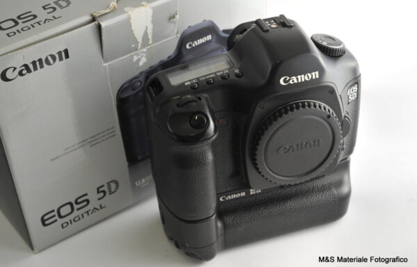 Fotocamera Canon 5D con Battery Grip in omaggio