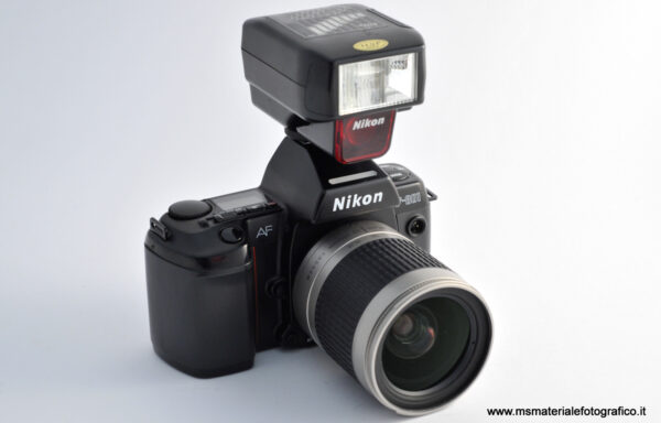 Kit Fotocamera Nikon F-801 con Obiettivo Nikkor AF 28-100mm f/3.5-5.6 G e Flash Nikon SB-23 (in omaggio)