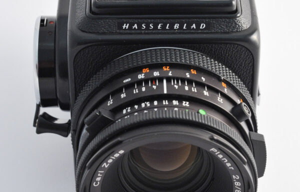Kit Fotocamera Hasselblad 500 C/M con Obiettivo Carl Zeiss Planar 80mm f/2.8 CF