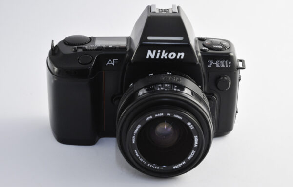 Kit Fotocamera Nikon F-801s con Obiettivo Sigma 35-70mm f/3.5-4.5 