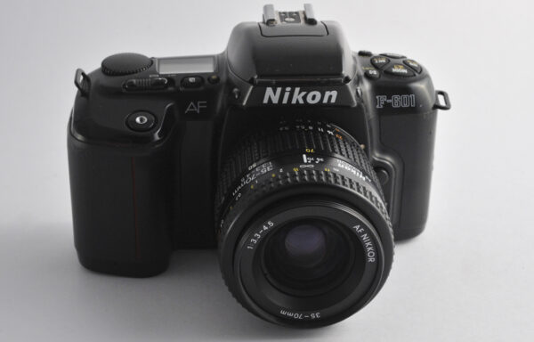 Kit fotocamera Nikon F-601 con obiettivo Nikkor AF 35-70mm f/3,3-4,5